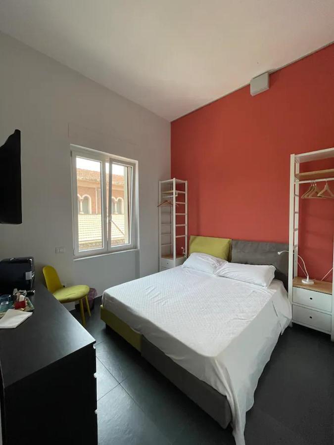 B&B Un Passo Dal Treno Piazza Vittorio Veneto 36-Salerno Station Exterior photo